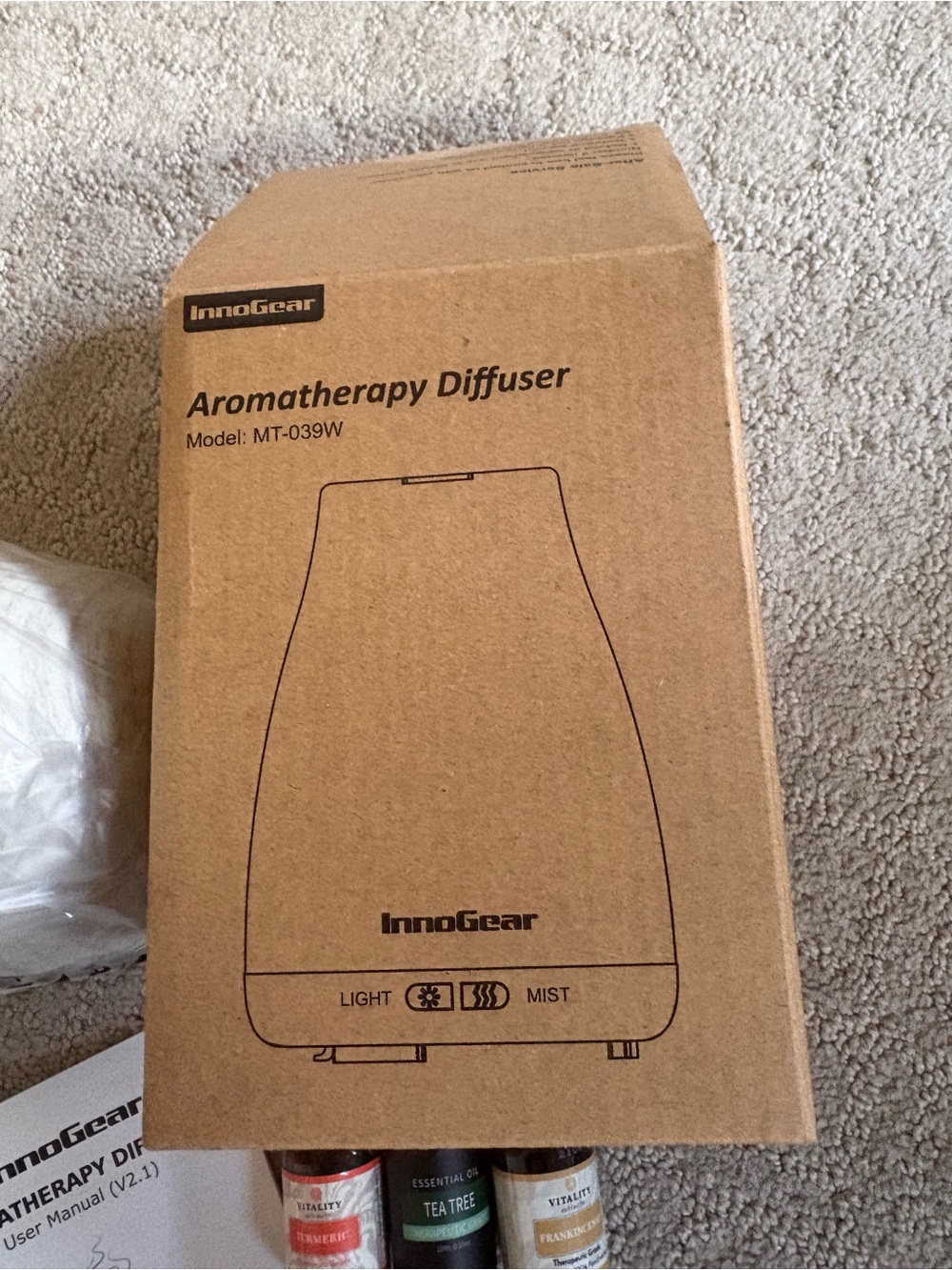Aromatherapy diffuser and oils - Picture 5 of 7